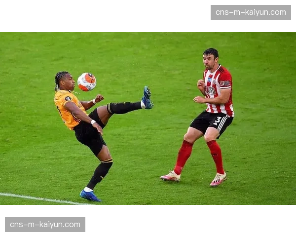 特写：狼队队长在球队绝杀后冲向本方禁区，与门将相拥庆祝